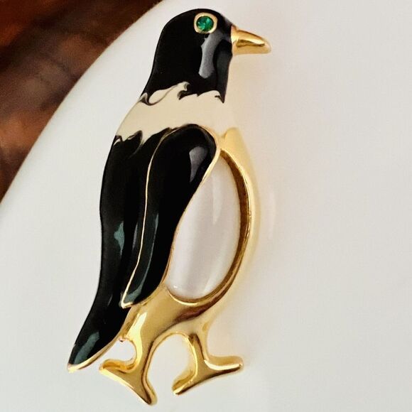 Vintage Penguin Brooch Enamel Black White Gold Tone Jelly Cats Eye Belly 1300 - Picture 1 of 7